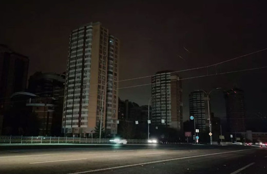 Ukrayna karanlığa gömüldü! Sadece araç ışıkları yandı