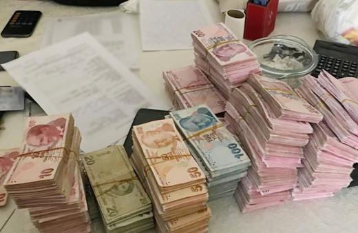 FETÖ kasası açıldı deste yüklü paralar sergilendi boya kutularında milyonlar çıktı