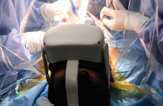 Ses telleri felç geçiren sanatçıya ilginç ameliyat: VR gözlük taktı doktor şarkı söyletti