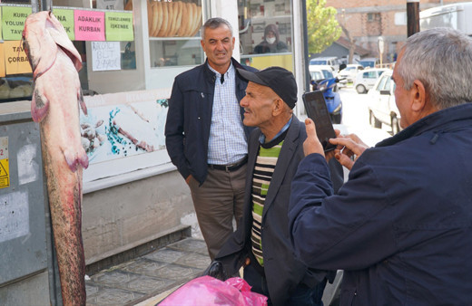 Çorum'da balıkçıların oltasına takıldı gören fotoğraf çektirdi
