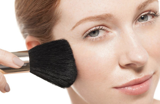 Güzel olayım derken madara olmayın!  Allık sürerken en çok yapılan hata