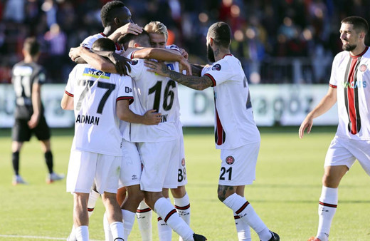 Karagümrük geriden gelip yıktı! Ümraniyespor son sıraya demir attı