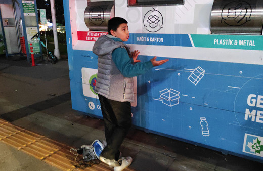 Geri dönüşüm kutusuna giren çocuğun çığlıkları! İtfaiye ekipleri kurtardı