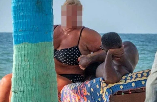 "Azgın İngiliz nineler" iş başında! Gambiya'dan boy boy fotoğraflar geldi