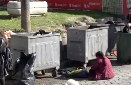  Karaköy’de çöpten yemek yeme numarası yapan dilenciler yakalandı