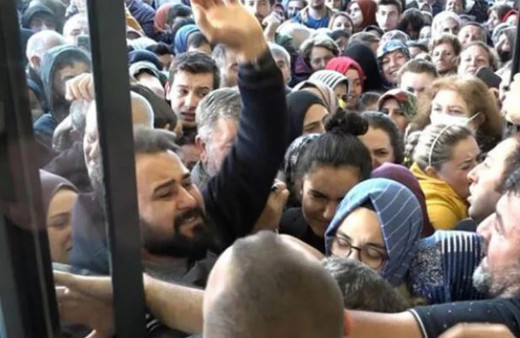 Fiyatlar 5'te 1'e çekildi izdiham yaşandı! Birbirlerini ezdiler