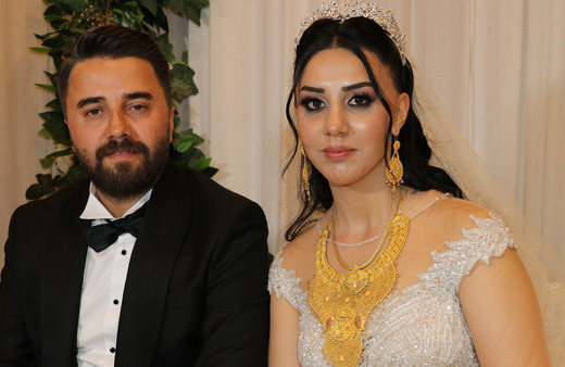 Gelin ve damada 3 milyon 650 bin TL’lik takı takıldı! Aşiret düğününde milyonluk takı töreni