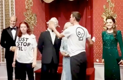 Aktivistler Kral Charles'ın balmumu heykeline çikolatalı pasta yapıştırdı