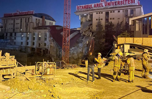İstanbul'da facianın eşiğinden dönüldü: Önce istinat duvarı ardından 3 katlı özel üniversite binası çöktü