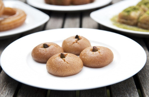 Kaynananızın dilinden bile bal damlayacak! Çayın yanına yapın pratik şekerpare tarifi