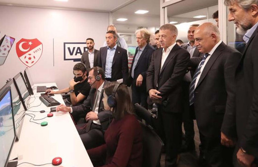 Ali Koç VAR sunumunda ortaya attı, herkes o hakemin kim olduğunu merak etti