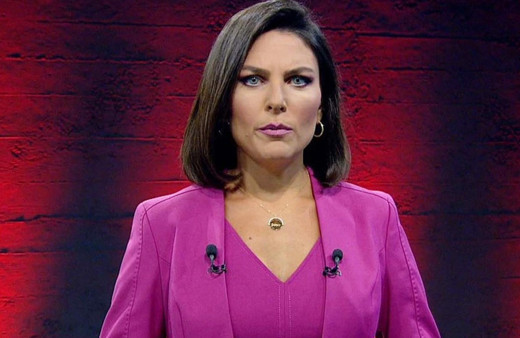 Ece Üner canlı yayında tuvalete gitti mikrofonu açık unuttu! Tüm salon...