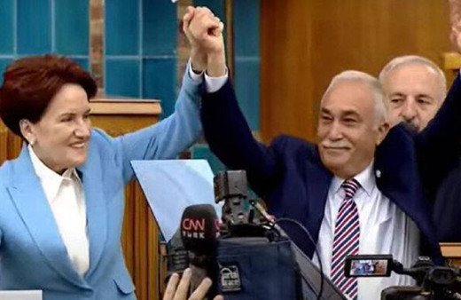 Eşref Fakıbaba resmen İYİ Parti'de! Fakıbaba'ya rozetini Meral Akşener taktı