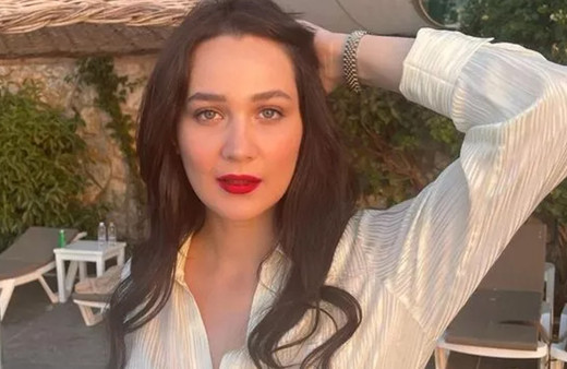 Gönül Dağı'nın güzeller güzeli yıldızı Gülsim Ali'den mini etekli poz kendine hayran bıraktı!