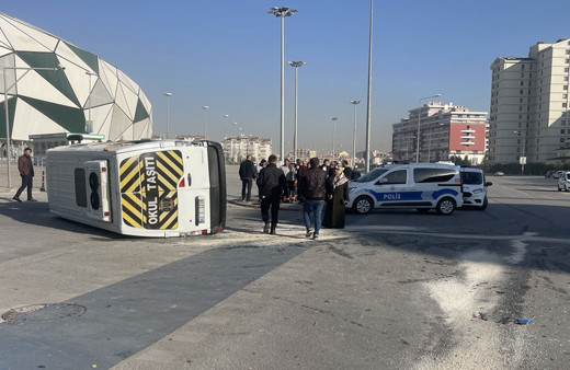 Konya'da öğrenci servisi ile otomobil çarpıştı! Çok sayıda yaralı var