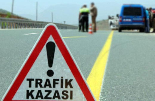 Yağmurda kayan otomobil bariyerlere saplandı