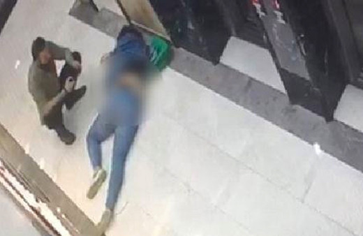 Asansörde bayılan kadına yapılanlar isyan ettirdi kamera kayıtları ortaya çıktı