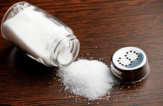 Yemeğin tadına bakmadan tuz dökenlere kötü haber! Bu hastalık an meselesi