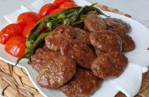 Konu komşuya tarif vermekten yorulacaksınız! Bir yiyenin vazgeçemediği sodalı köfte