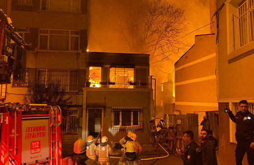 İstanbul'da yangın! Metruk binada başladı 5 binaya sıçradı