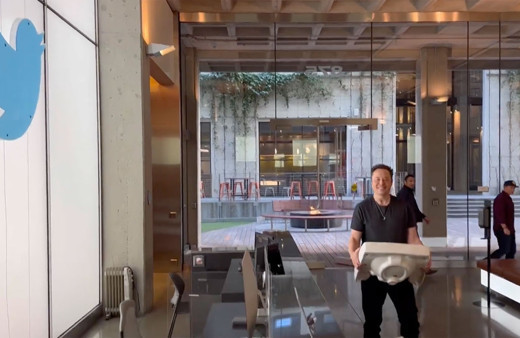 Elon Musk sahibi olduğu Twitter'a sırıtarak lavaboyla girdi intikamı fena oldu hepsini kovdu