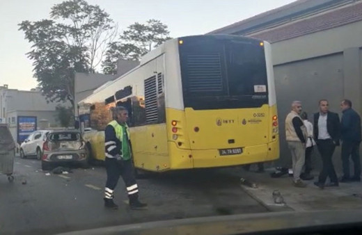Kadıköy'de korku dolu anlar İETT otobüsü müze duvarına çarptı