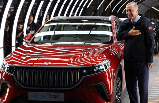 Cumhurbaşkanı Erdoğan, üretimi yapılan ilk Togg'u banttan indirdi