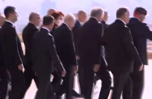 Meral Akşener ve Devlet Bahçeli Anıtkabir ziyaretinde tokalaştı