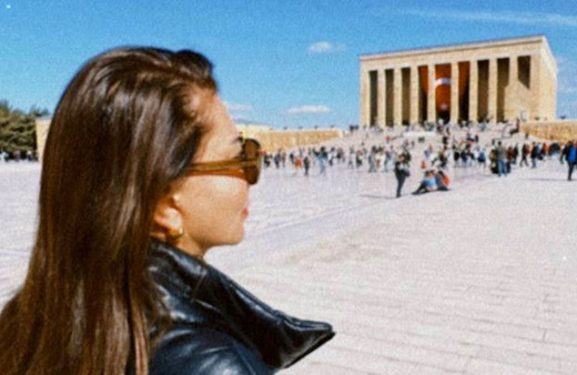 Türk müziğinin güçlü sesi Ebru Yaşar Anıtkabir'i ziyaret etti
