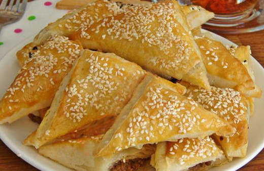 Akşam için hazırlayıp, fırından çıkar çıkmaz bitireceksiniz! İşte nefis kıymalı muska böreği tarifi