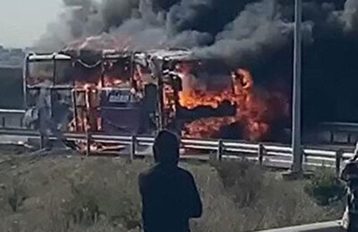 Otobanda yolcu otobüsü alev alev yandı! Söndürme çalımaları sürüyor...