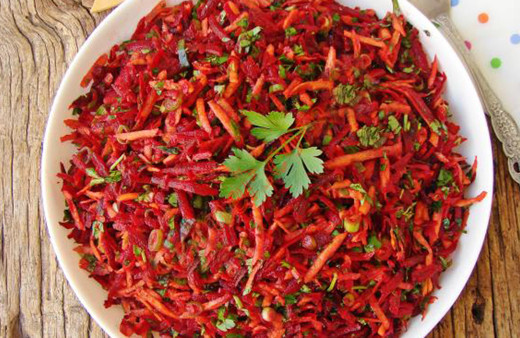 Rengarenk görüntüsüyle sofranızı ışıl ışıl parlatacak rendelenmiş pancar salatası