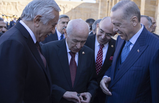Anıtkabir'de yüzük sohbeti! Devlet Bahçeli'nin Erdoğan'a gösterdiği yüzüğün sırrı