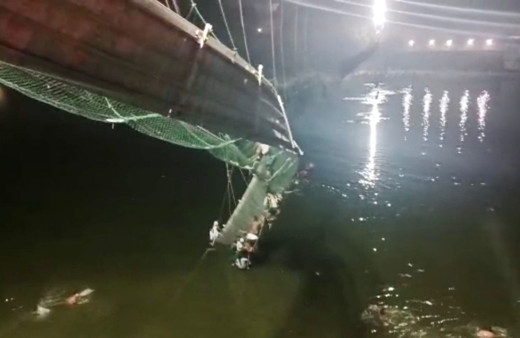 Hindistan’da facia! En uzun köprüsü çöktü: Çok sayıda ölü ve yaralı var