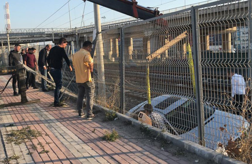 Virajı alamayınca tren raylarına uçtu! Burnu bile kanamadı, seferler iptal edildi
