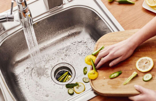 Herkes aynı hatayı yapıyor! Lavaboya bunu dökerseniz anında tıkanıyor