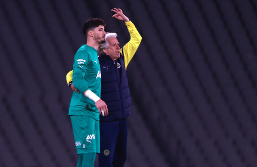 Maç sonu dikkat çeken görüntü! Jorge Jesus, Altay Bayındır'a destek istedi!