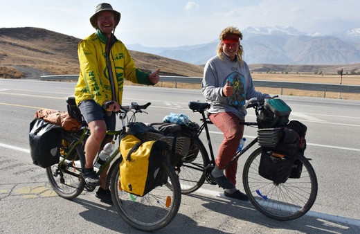 Almanya'dan bisikletleriyle yola çıkan iki arkadaş Yüksekova'ya geldi