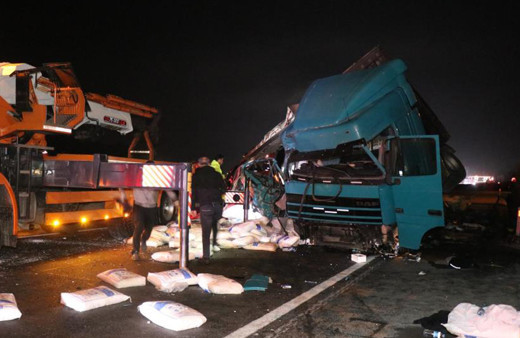 Kamyona çarparak devrilen tırdaki 1 kişi öldü, 1 kişi yaralandı