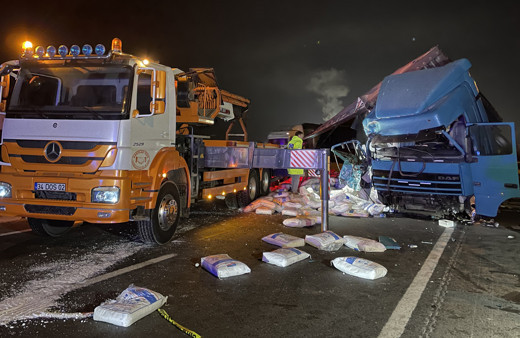 Sakarya feci kaza: Kamyona çarpan tır karşı şeride geçti, ortalık savaş alanına döndü