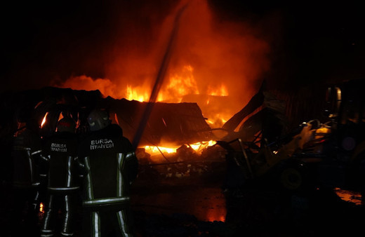 Bursa'da soğuk hava deposunda büyük yangın: 5 kişi yaralandı