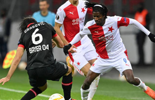 Galatasaray Slavia Prag forması giyen Peter Olayinka'yı bitiriyor