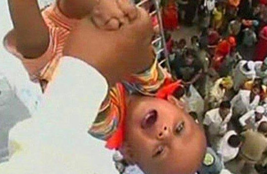 Bebekleri yüksekten aşağı atıyorlar! Sebebi ise bir hayli ilginç...