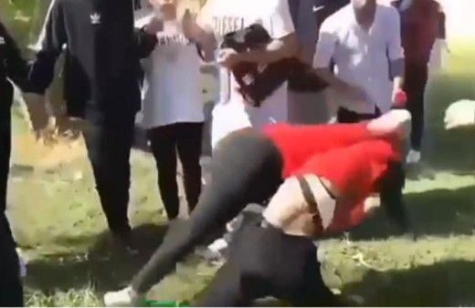 Liseli kızlar yumruk yumruğa kavga etti, arkadaşları gülerek izledi