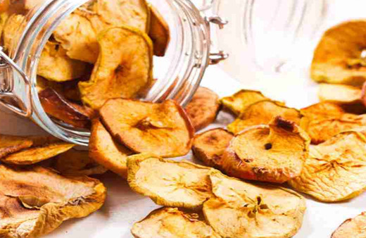 TV izlerken sağlıklı bir atıştırmalık arayanlara elma cipsi tarifi!