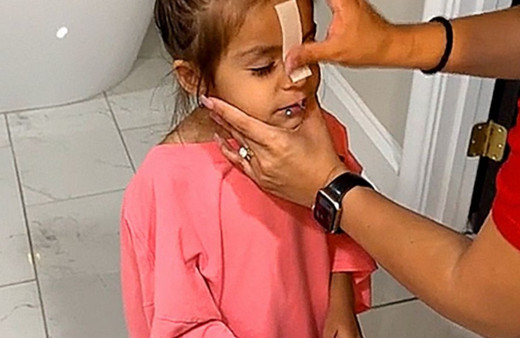 Tiktok fenomeni 3 yaşındaki kızına ağda yaptı o anları görenler anneyi linç etti: ‘’Senin gibi anne olmaz olsun!’’