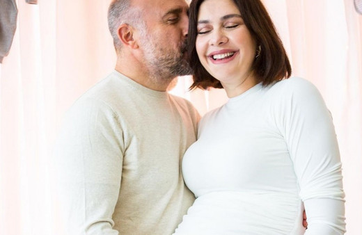 Bergüzar Korel kızı Leyla'nın doğum anını paylaştı herkesi duygulandırdı ''Her anları daha kıymetli oluyor''