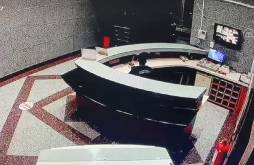 İzmir'de deprem anı kamerada! Büyük panik yaşandı, caminin minaresi yıkıldı