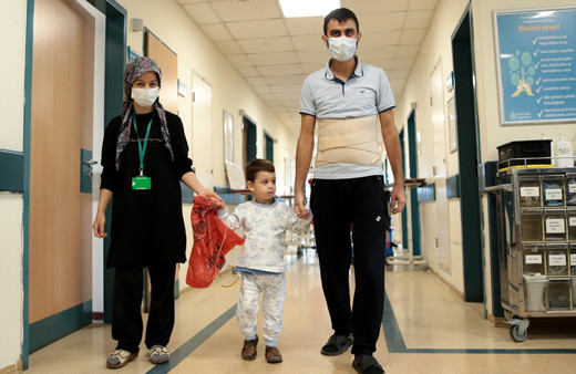 Dünyada çok nadir görülüyor! Nakil sayesinde hayata tutundu: İlk kez yumurta ve et yedi!