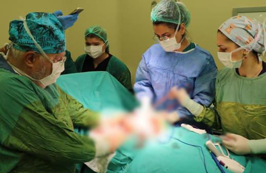 Nefes bile alamıyordu! Genç kadının karnından 3 kiloya yakın çıkarıldı